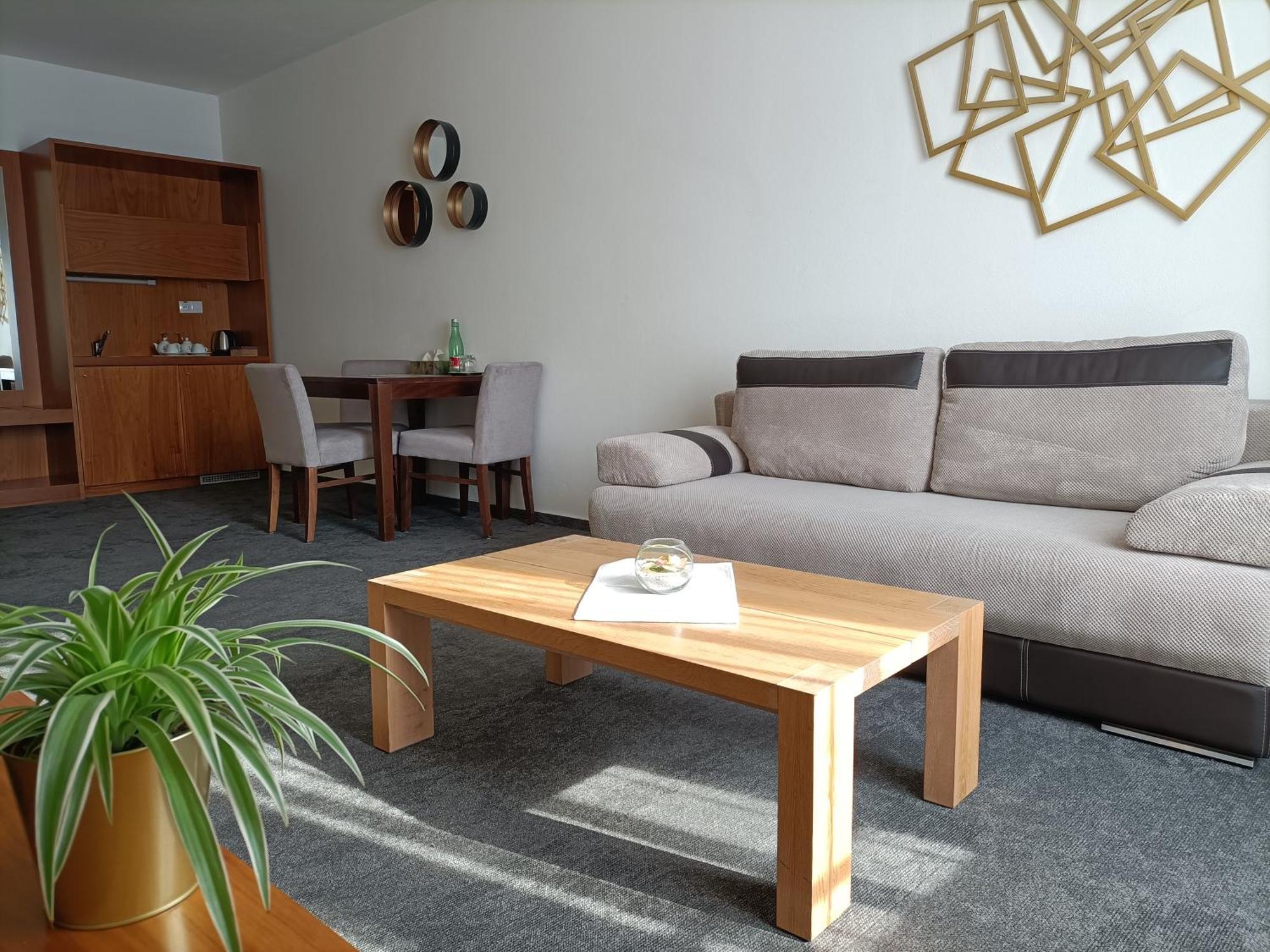 Hotel Eminent Stupava Bagian luar foto