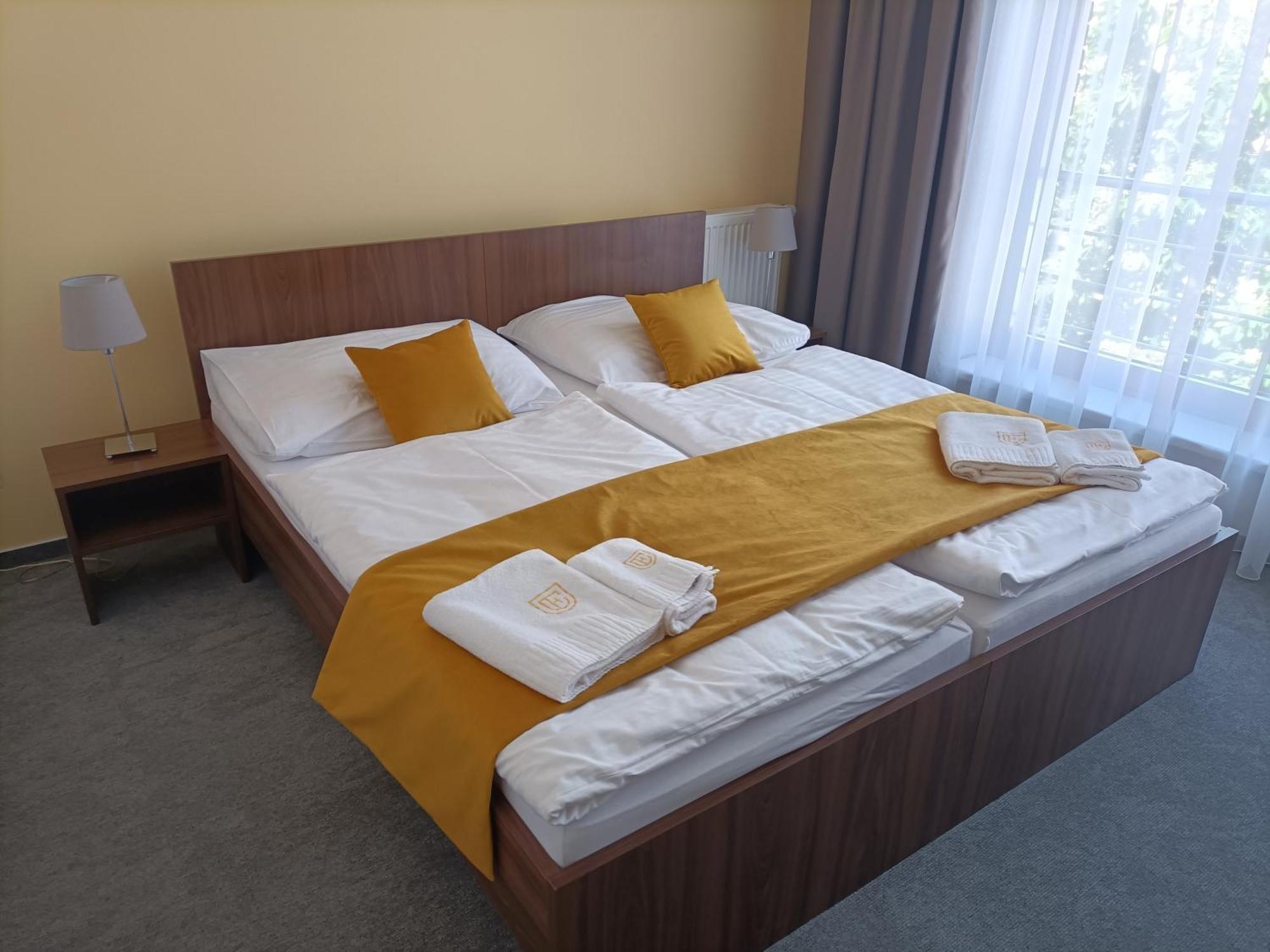 Hotel Eminent Stupava Bagian luar foto