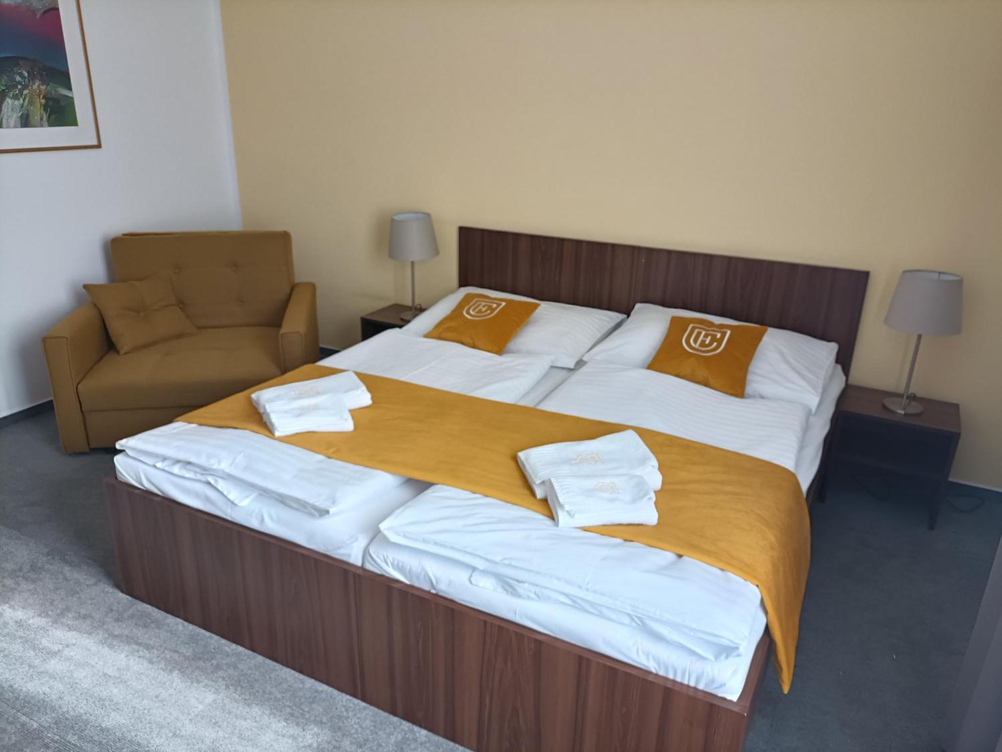 Hotel Eminent Stupava Bagian luar foto