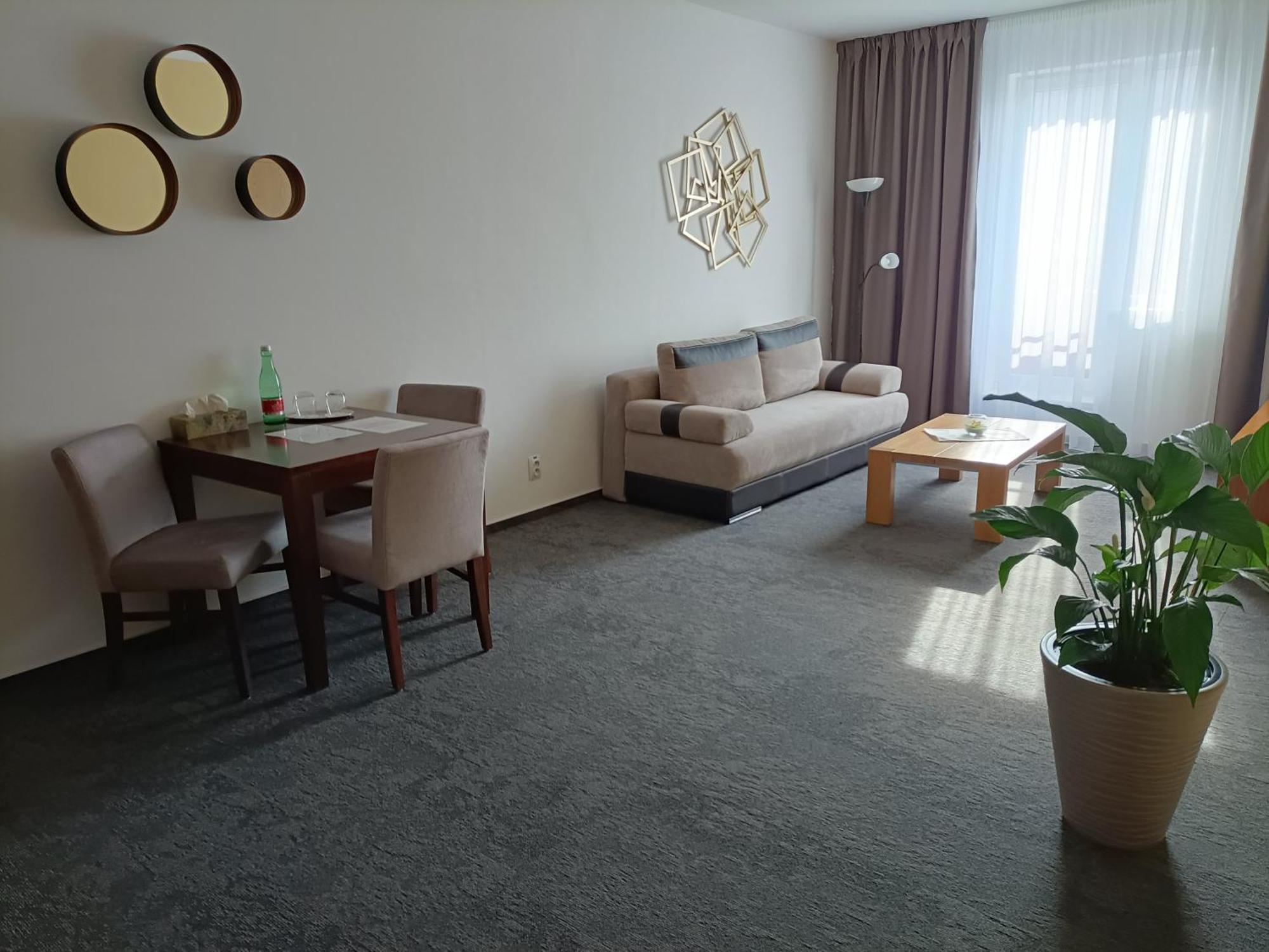 Hotel Eminent Stupava Bagian luar foto