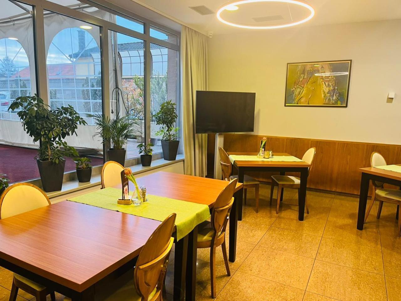 Hotel Eminent Stupava Bagian luar foto
