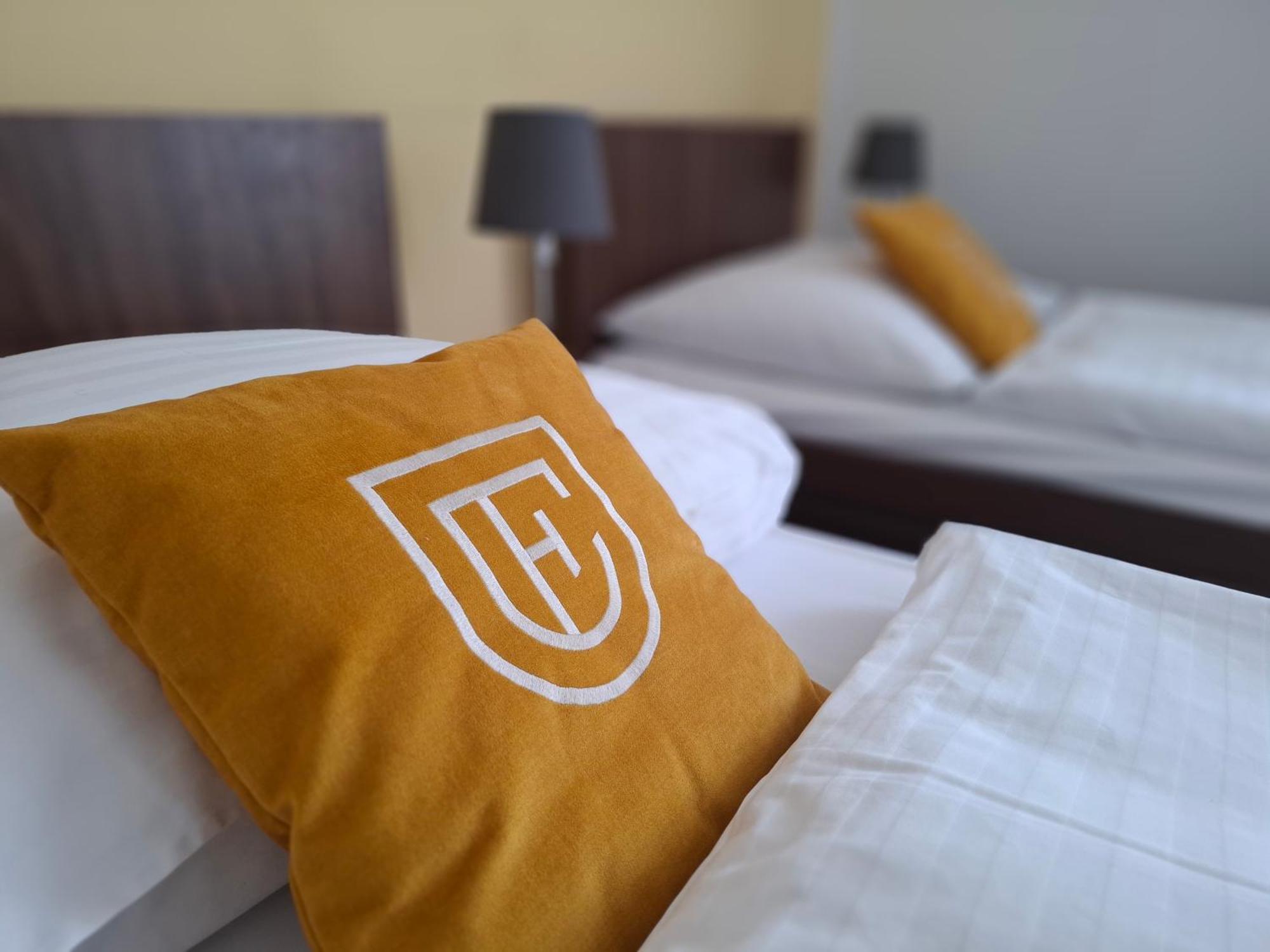 Hotel Eminent Stupava Bagian luar foto