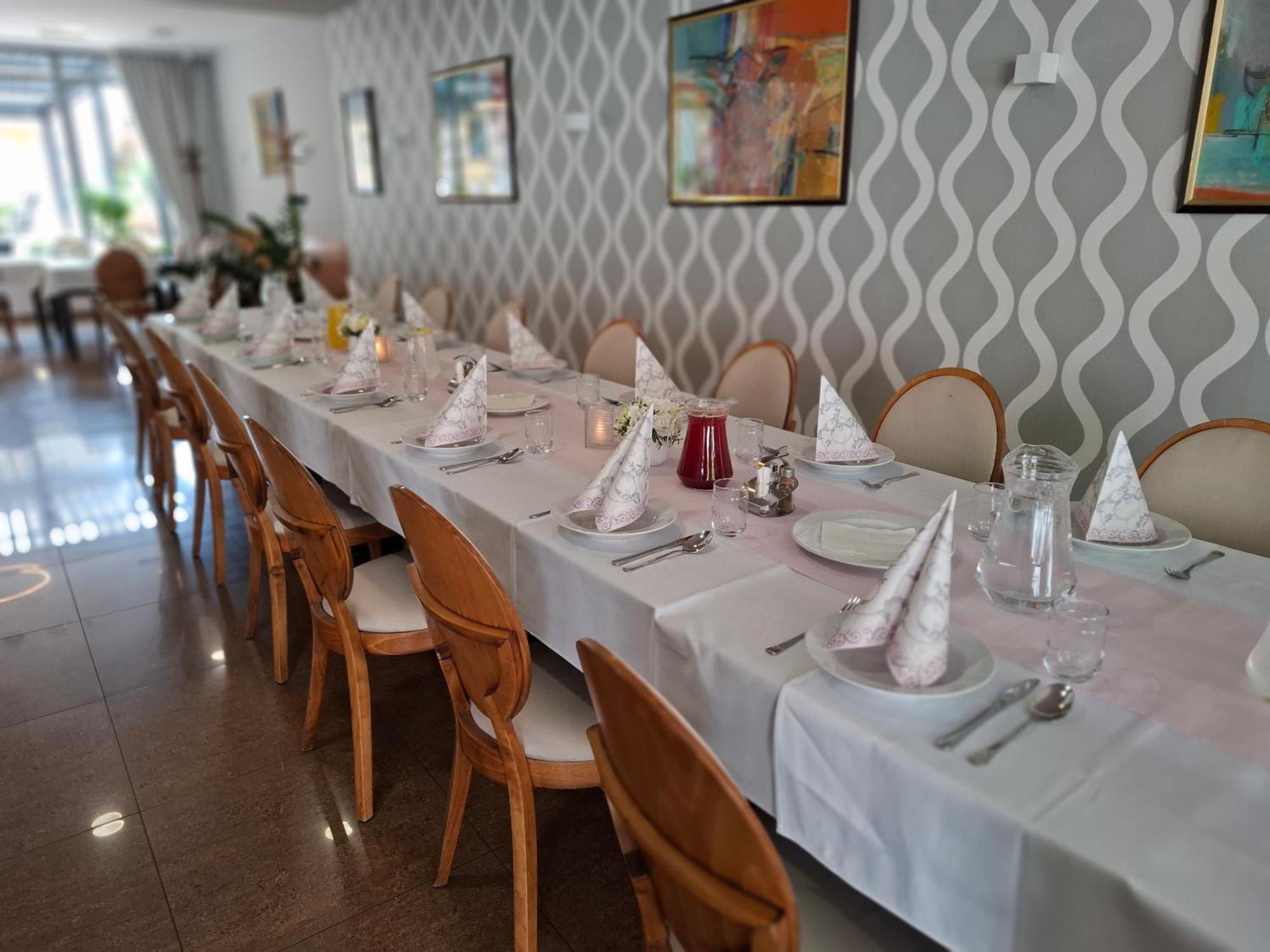 Hotel Eminent Stupava Bagian luar foto