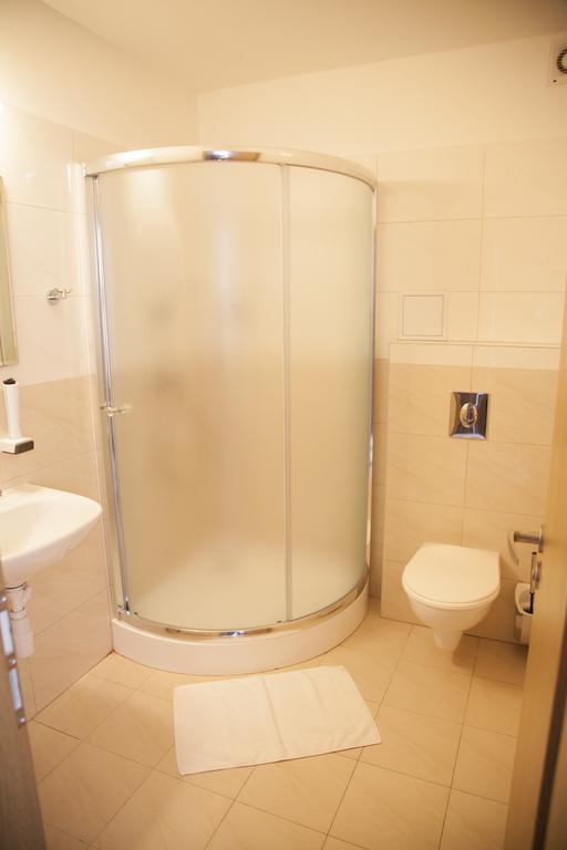 Hotel Eminent Stupava Bagian luar foto
