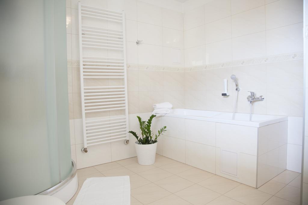 Hotel Eminent Stupava Bagian luar foto